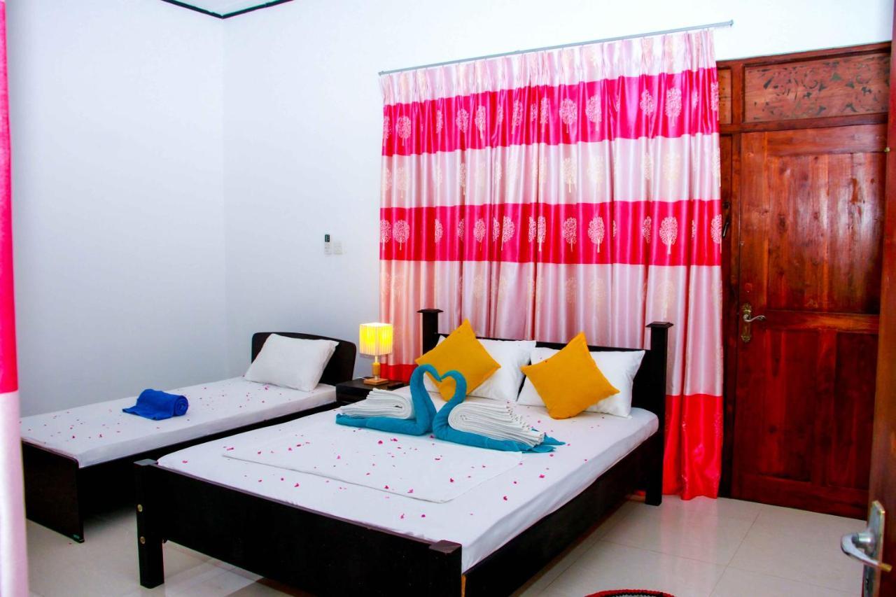 Thathsara Holiday Inn Sigirîya Extérieur photo
