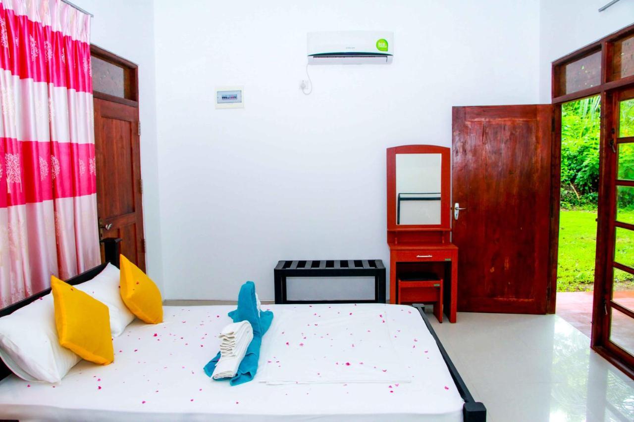 Thathsara Holiday Inn Sigirîya Extérieur photo