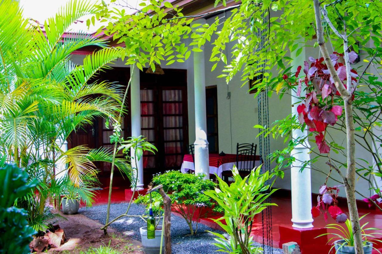 Thathsara Holiday Inn Sigirîya Extérieur photo