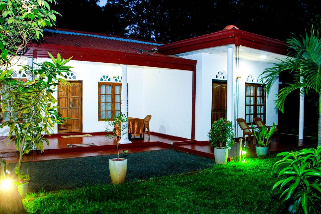 Thathsara Holiday Inn Sigirîya Extérieur photo