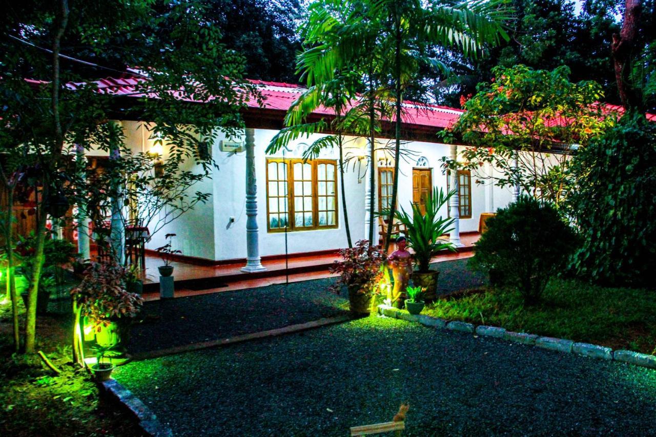 Thathsara Holiday Inn Sigirîya Extérieur photo