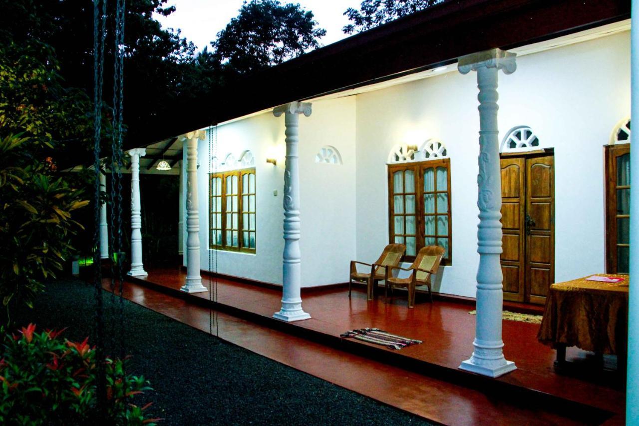 Thathsara Holiday Inn Sigirîya Extérieur photo