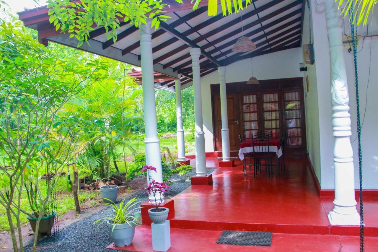 Thathsara Holiday Inn Sigirîya Extérieur photo