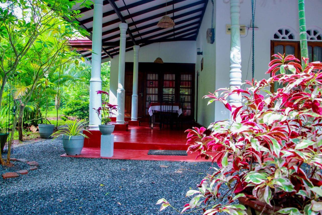 Thathsara Holiday Inn Sigirîya Extérieur photo